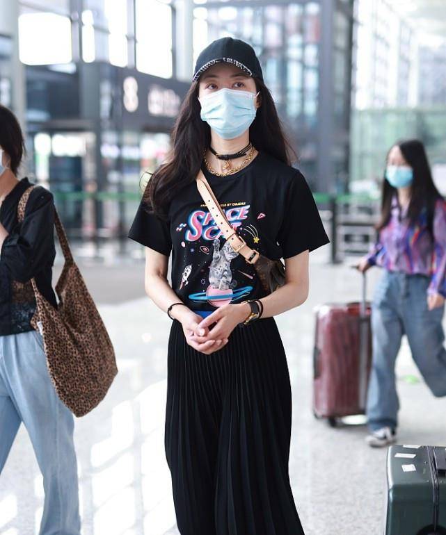 韩雪|韩雪的时尚感是真不错,穿印花T恤搭百褶裙,美如少女模样!