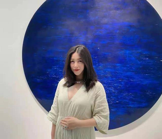 朱珠|孕妇装如今都这么好看了！朱珠生日宴一身黑裙，堪比红毯礼服造型