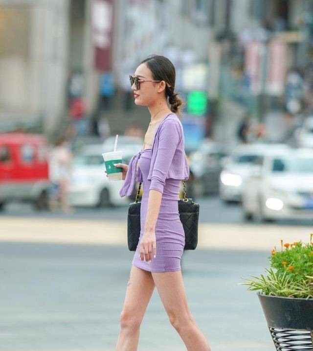 黑色|丰润紧致的连衣裙美女，造型个性又有时尚感，身材高挑