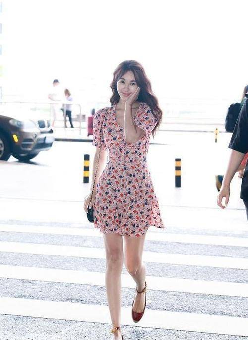 身材|33岁李菲儿依旧魅力十足，穿印花连衣裙秀身材，看着让人移不开眼