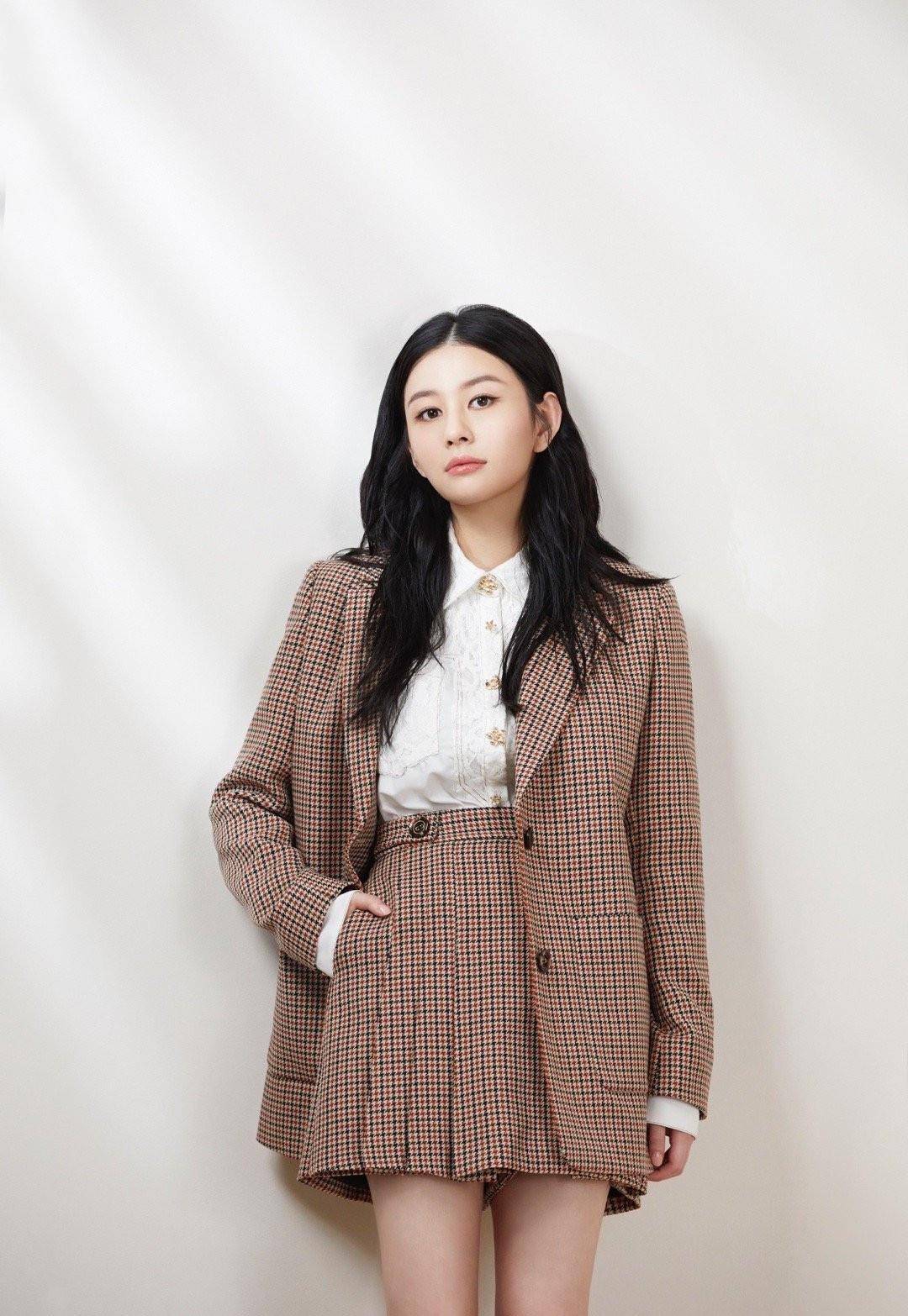 设计|青出于蓝胜于蓝，邱淑贞女儿晒美照，名媛风打扮比妈妈还要时尚