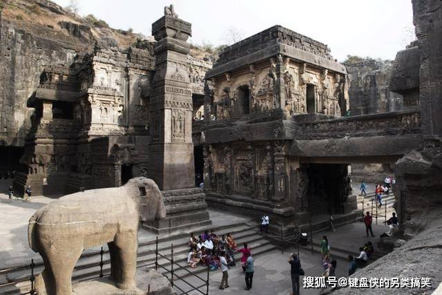印度这座寺庙，由一整块巨大的石头雕刻而成，40万吨岩石被挖空