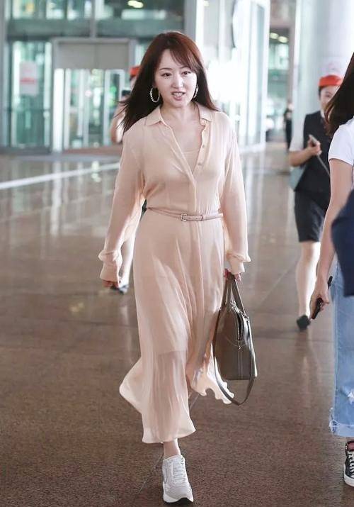 材质|杨钰莹气质太好了，穿“半透明”衬衫裙优雅活力，这状态哪像50岁