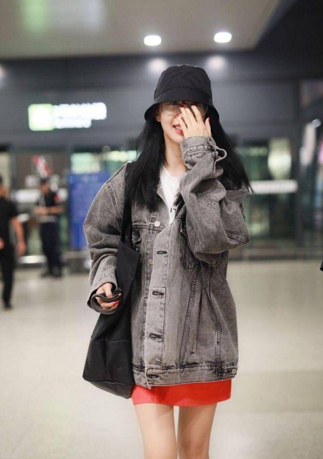 设计|33岁李菲儿真显嫩,黑色卫衣搭配过膝长靴,三七分身材让人羡慕