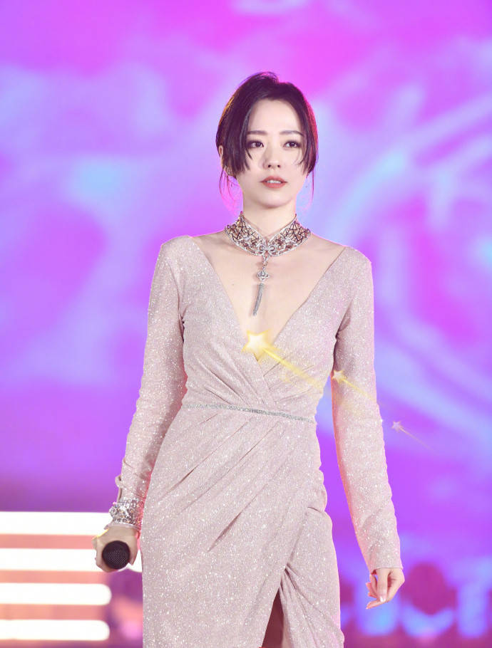 曲线美|张靓颖越来越敢穿，深V连衣裙尽显曲线美，听歌还是看身材？