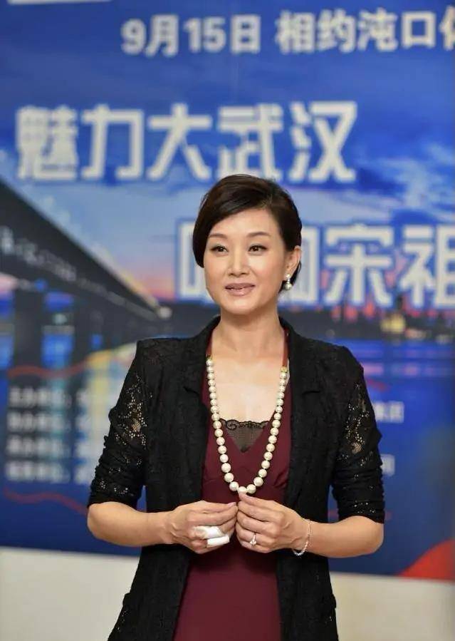 配饰|宋祖英难得高调，穿黑礼服配珍珠项链好贵气，同框年轻人不输气质