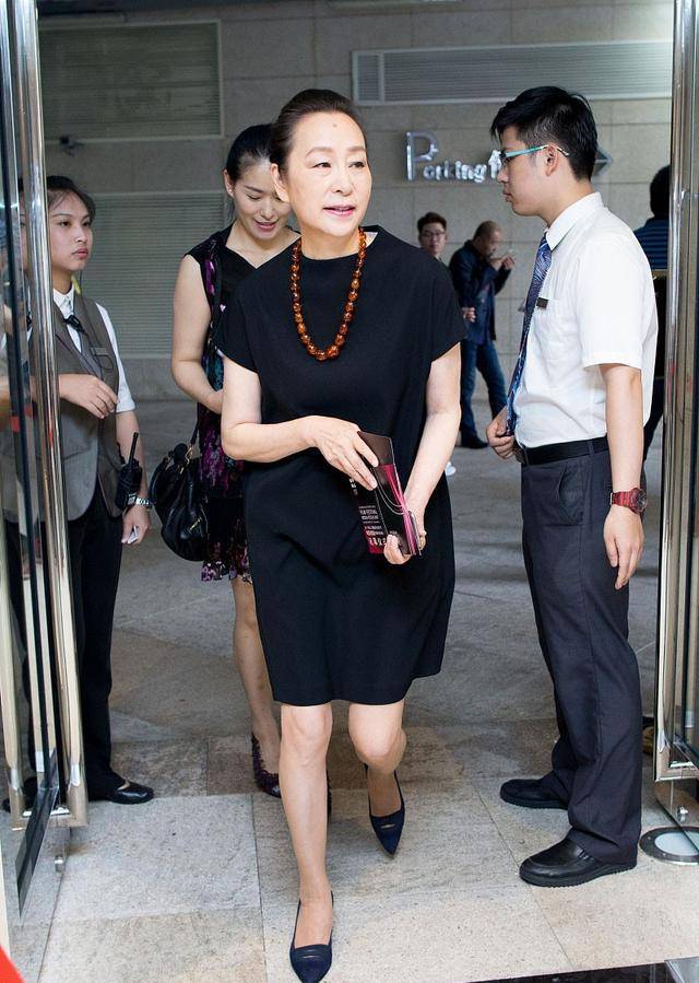 黑色|穿黑裙戴佛珠的奚美娟，优雅又精致，完美诠释“简约高级感”