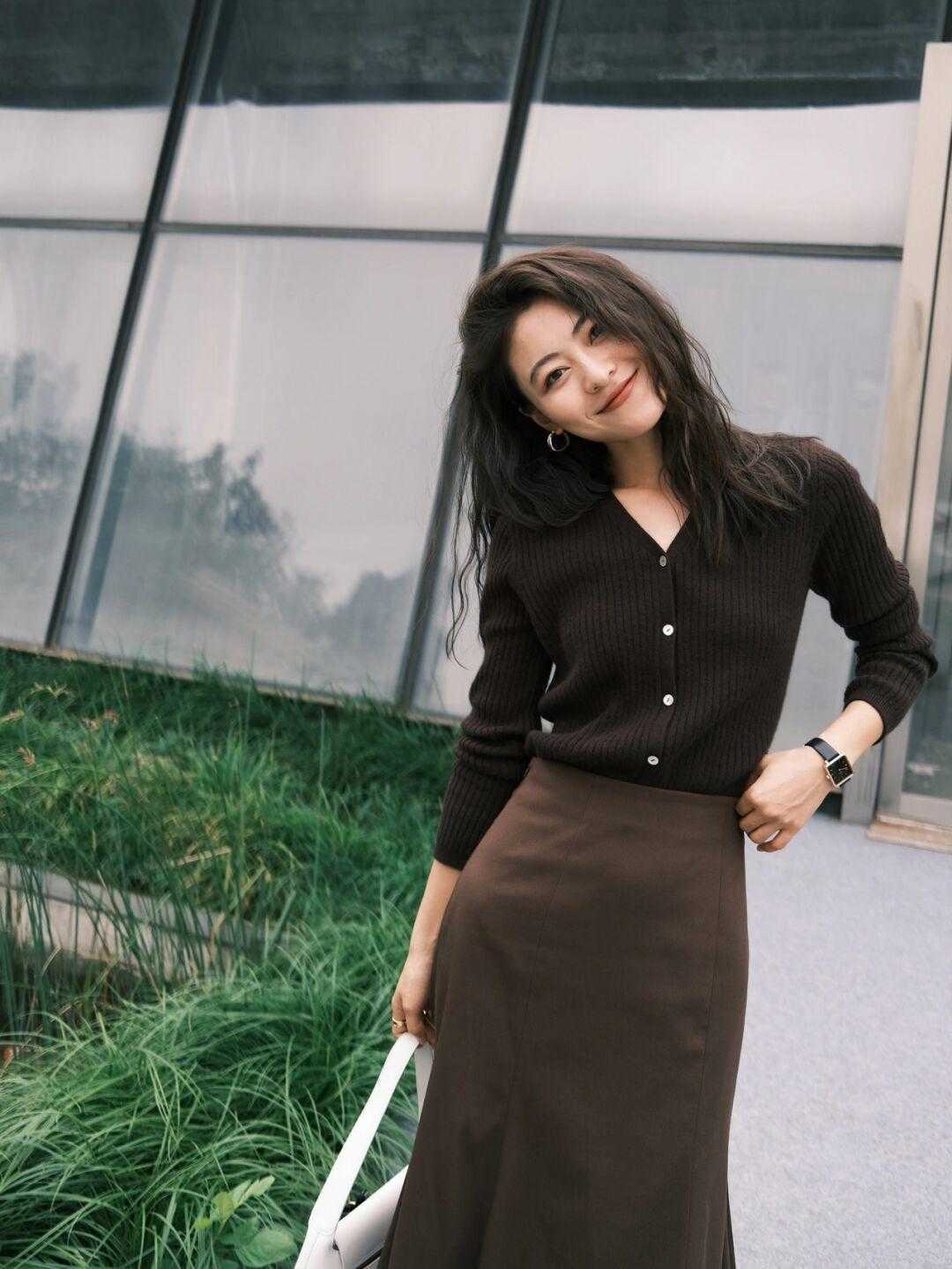 显得|梨形身材怎么穿?针织衫搭配半身裙温柔大方,日常舒适还显气质