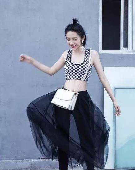 巴掌|唐艺昕哪有个当妈样，穿格子裙少女感十足，巴掌腰曲线太撩人