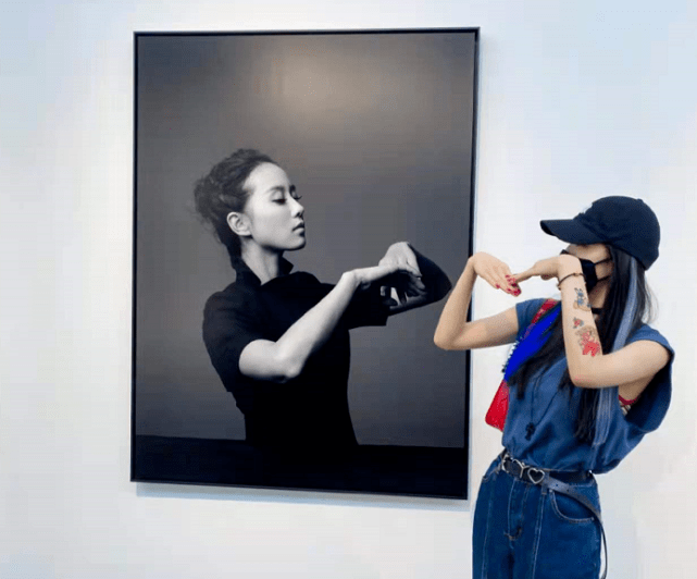 杨幂|杨幂真是带货达人！同款小女警纹身贴大火，学刘诗诗姿势拍照超萌