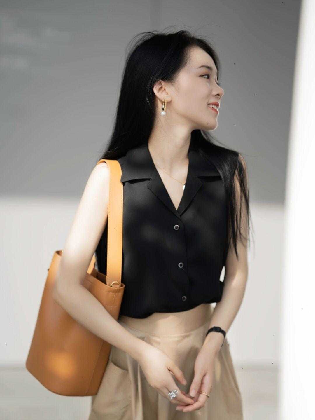 显得|高级穿搭与年龄无关，白衬衫搭配黑色阔腿裤，3、40岁也可以很美