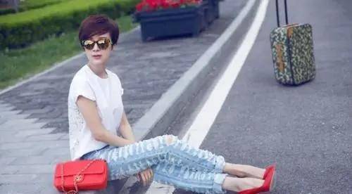 厚底|金巧巧的时尚真让人难懂，穿破洞裤配双恨天高