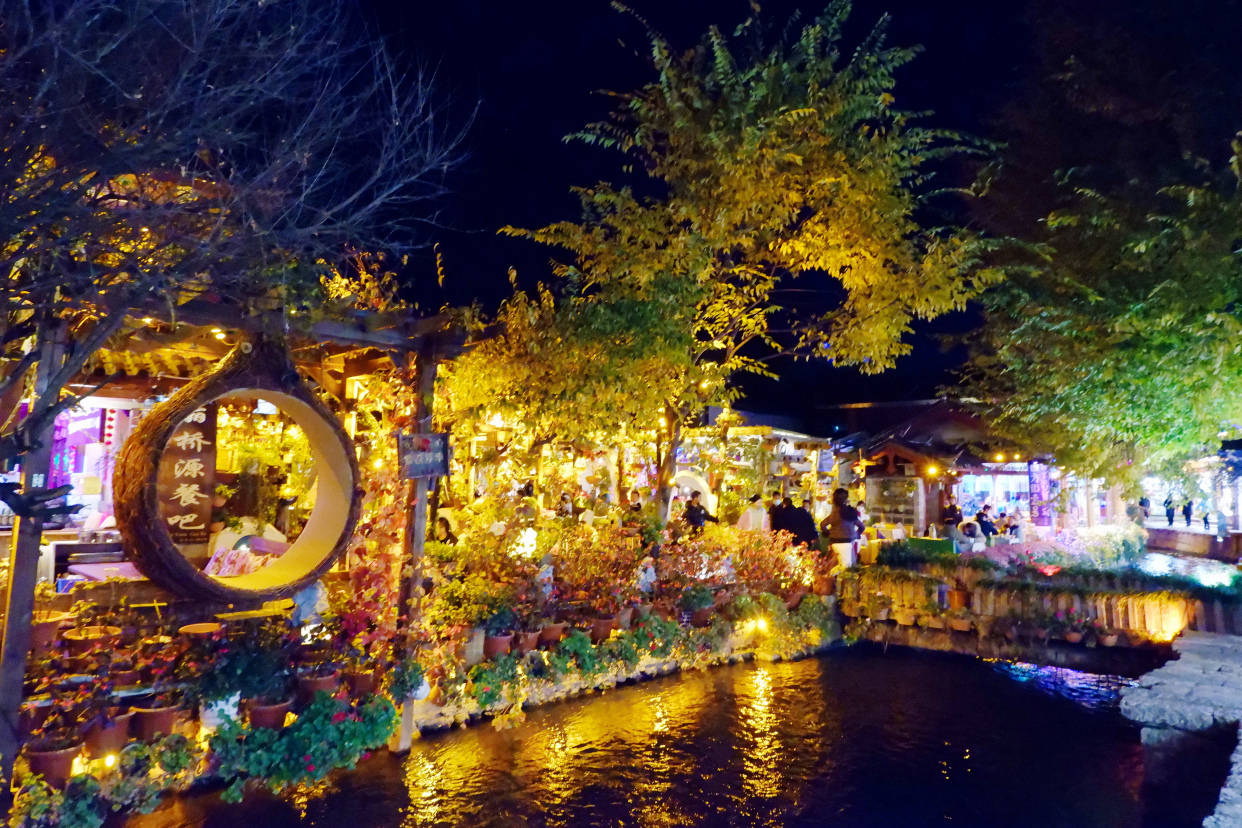 很多人说古镇风情街是千篇一律,可是很多人不知道有多少现代古镇都是