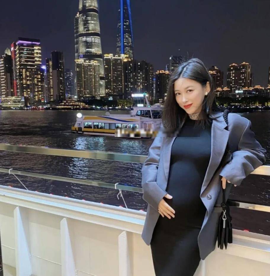 高定|朱珠挺孕肚出席活动，穿高定礼服身材胖一圈，配锁骨发笑得好温柔