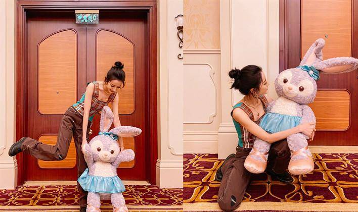 迪丽热巴|迪丽热巴游迪士尼，穿“儿童背心”腰细似塔尖，玩泡泡变在逃公主