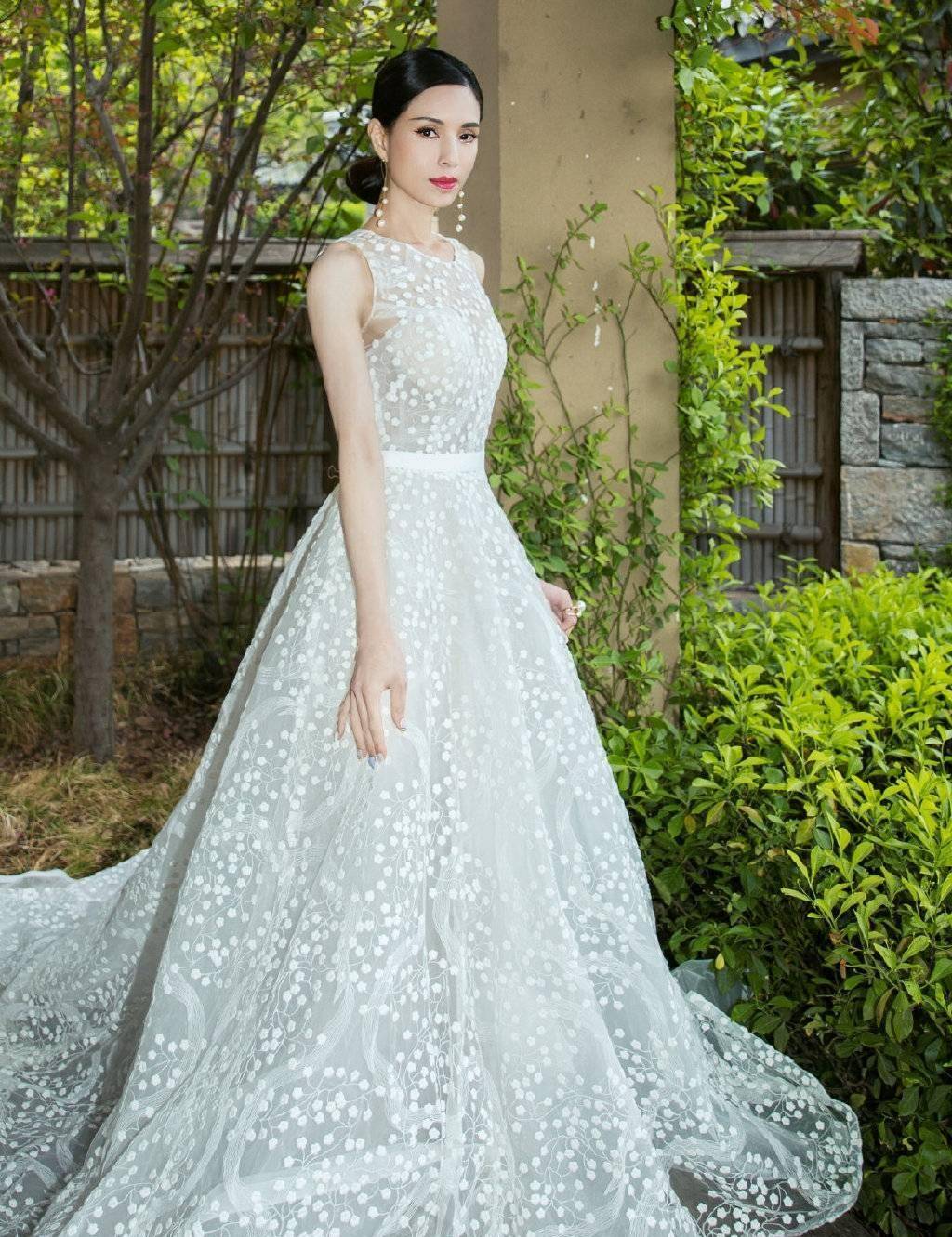 身材|李若彤七夕穿婚纱“独自美丽”，54岁身材纤瘦不输00后，姑姑真美