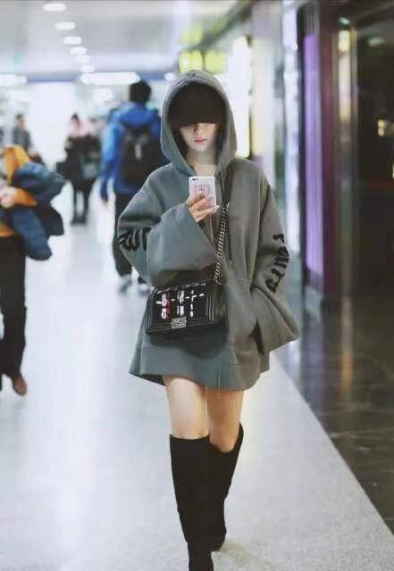 卫衣|杨紫私服比礼服造型更减龄,灰色卫衣配阔腿裤休闲舒适,青春靓丽