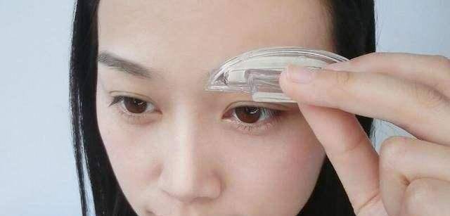 画眉|纹眉如此省事，为何很多女人还坚持画眉？3个理由，看完恍然明白