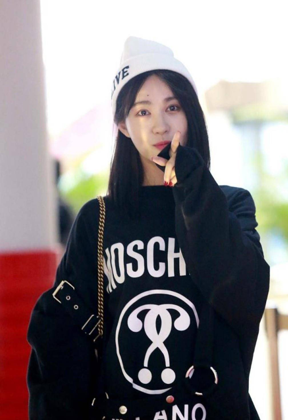 设计|33岁李菲儿真显嫩,黑色卫衣搭配过膝长靴,三七分身材让人羡慕