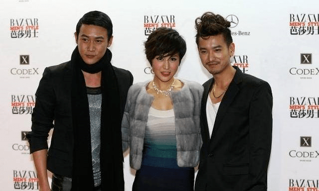 鲍蕾|陆毅带娇妻鲍蕾亮相活动，穿毛绒绒外套搭配修身连衣裙，性感魅力