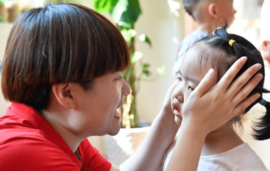 因为|在举报了违规幼儿园之后，却被人砸门，是谁泄露了“我”的信息？