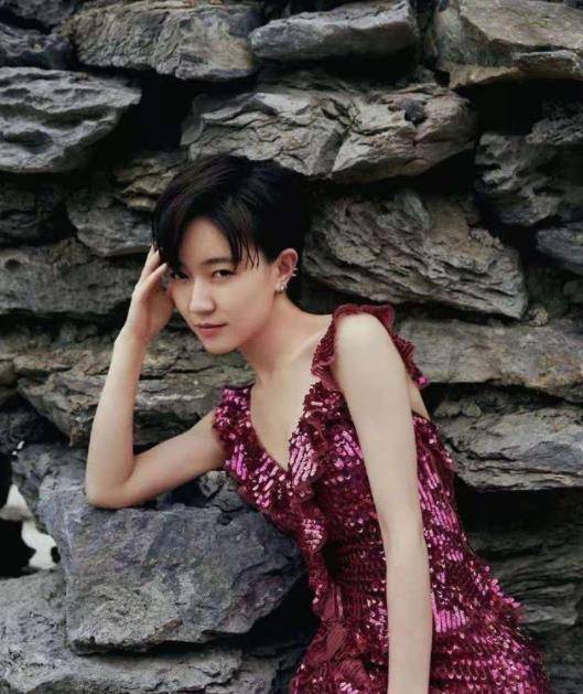 设计|焦俊艳平时留短发很飒爽,但穿起裙子原来那么美,这身材太完美了