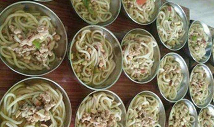 食欲|四个幼儿园的午餐，差别有点大，图3家长们怒了