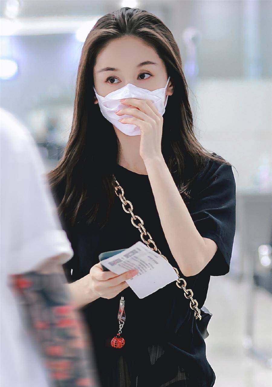 设计|王子文真舍得花钱，机场穿条裙子就要8000，搭配单肩包意外好看