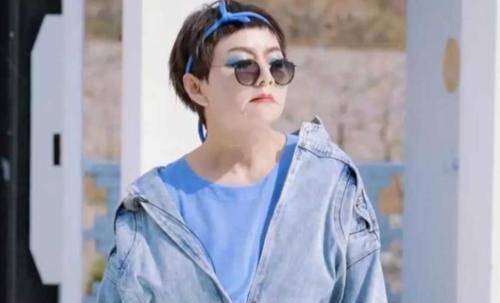 年轻人|宋丹丹扮嫩无敌了,蓝眼影配牛仔外套,和小鲜肉同框也没有违和感