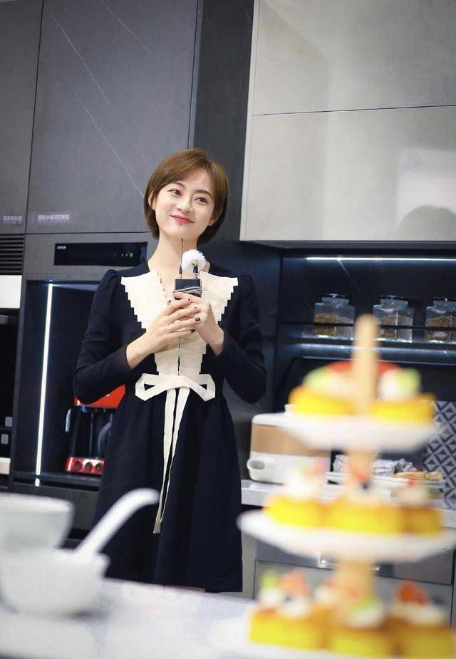 设计|有种“高级感”叫孙俪的裙子,丝绒拼接连衣裙高贵优雅,时髦精致