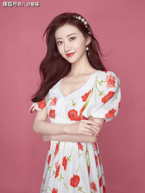 景甜|景甜翻红后打扮更嫩,针织衫配半身裙甜美娇俏,比“司藤”还惊艳