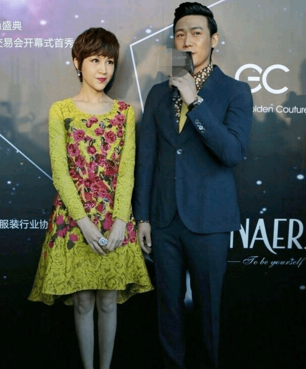 鲍蕾|陆毅带娇妻鲍蕾亮相活动，穿毛绒绒外套搭配修身连衣裙，性感魅力