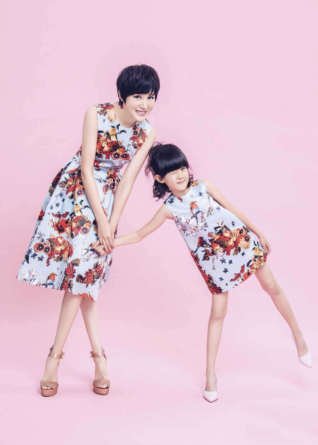 鲍蕾|陆毅带娇妻鲍蕾亮相活动，穿毛绒绒外套搭配修身连衣裙，性感魅力