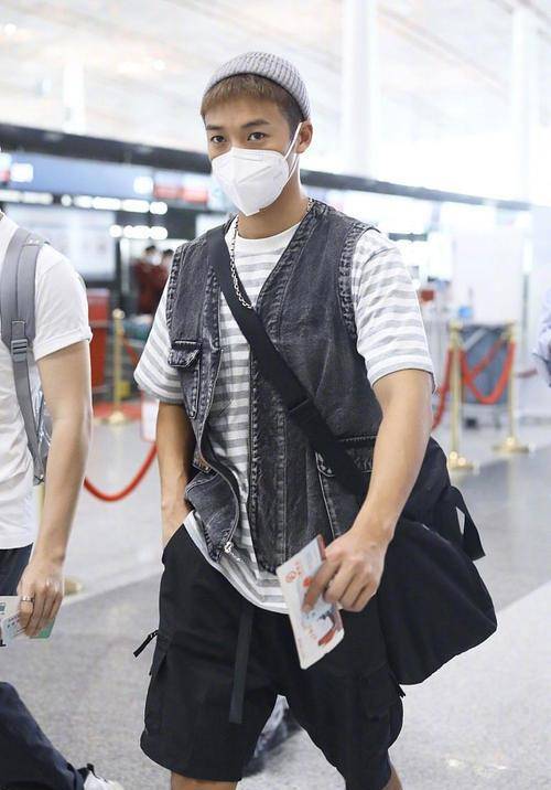 颜色|66岁张国立变身潮男，衬衫搭牛仔一点不油腻，可惜身材有点走样了