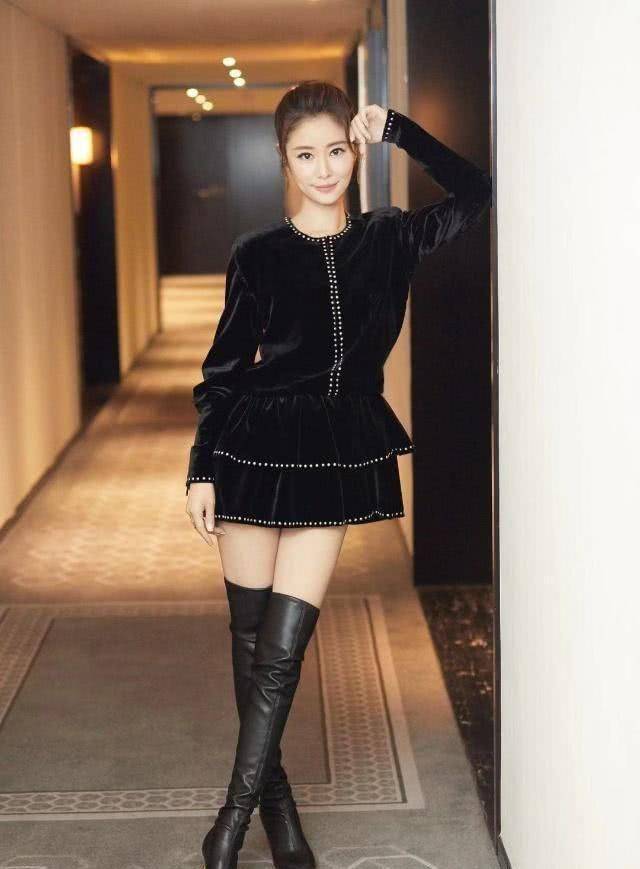 设计|林心如又“火”了，穿玫红色抹胸连衣裙高贵华丽，高挑又时髦