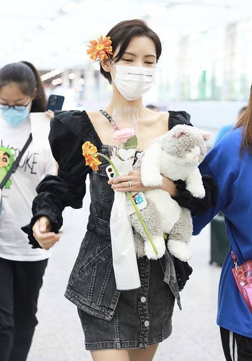 黑色|张予曦也太美了吧,明明是日常的服装,却让她的大长腿衬成了礼服
