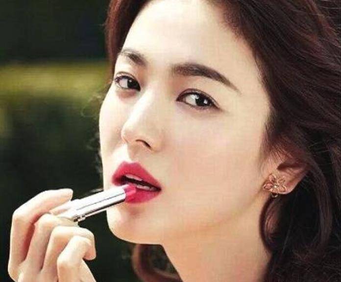 化妆品|经常涂口红的两大好处，四大坏处，女性朋友们不妨来看看