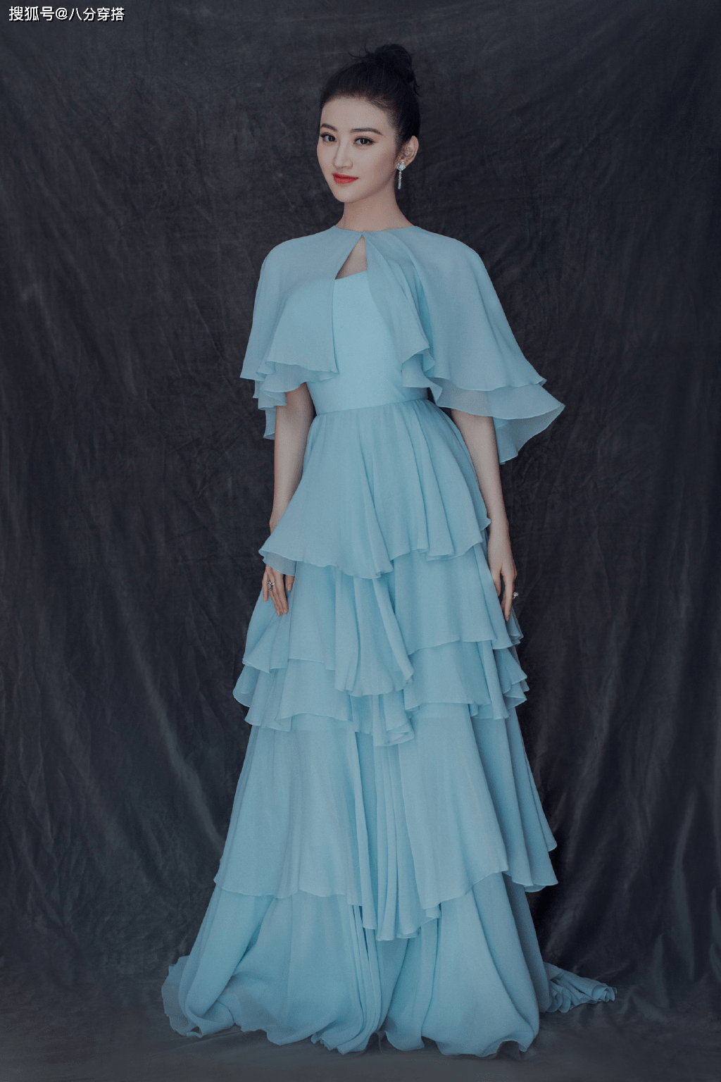 景甜|景甜翻红后打扮更嫩,针织衫配半身裙甜美娇俏,比“司藤”还惊艳