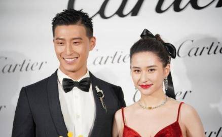 一身|何超莲和男友现身活动，一身首饰珠光宝气，凸显出富家女的气质