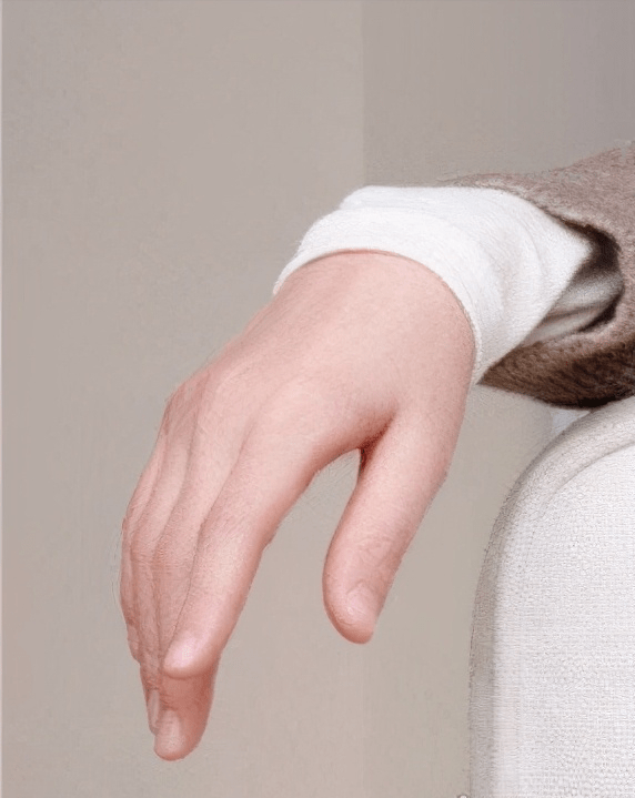 冬日|王菲复工后首个造型,换新发型变酷姐,瘦成麻杆却有一双小肉手