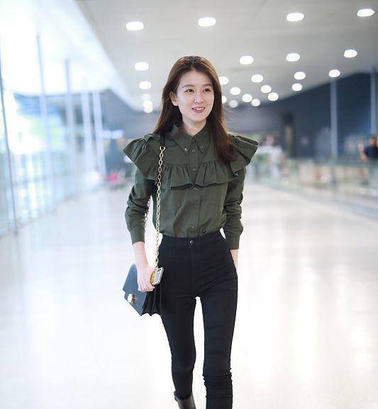 乔欣|乔欣的衣品越来越高了，一件碎花衬衫时尚典雅，气质堪称绝了