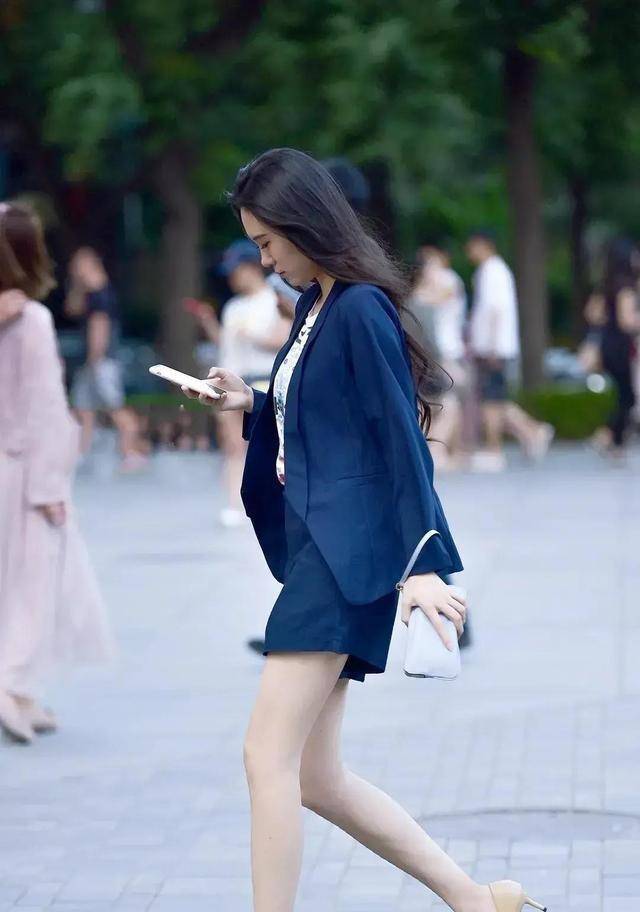 黑色|卡其色背带裤搭配黑色凉鞋，是时尚优雅的穿搭