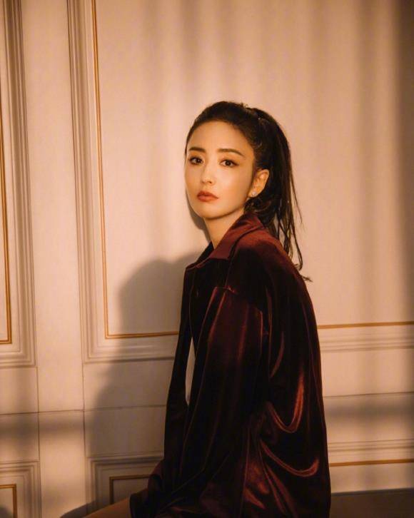 马尾|果然扎马尾显年轻，38岁丫丫连晒两组照片，宛如18岁少女