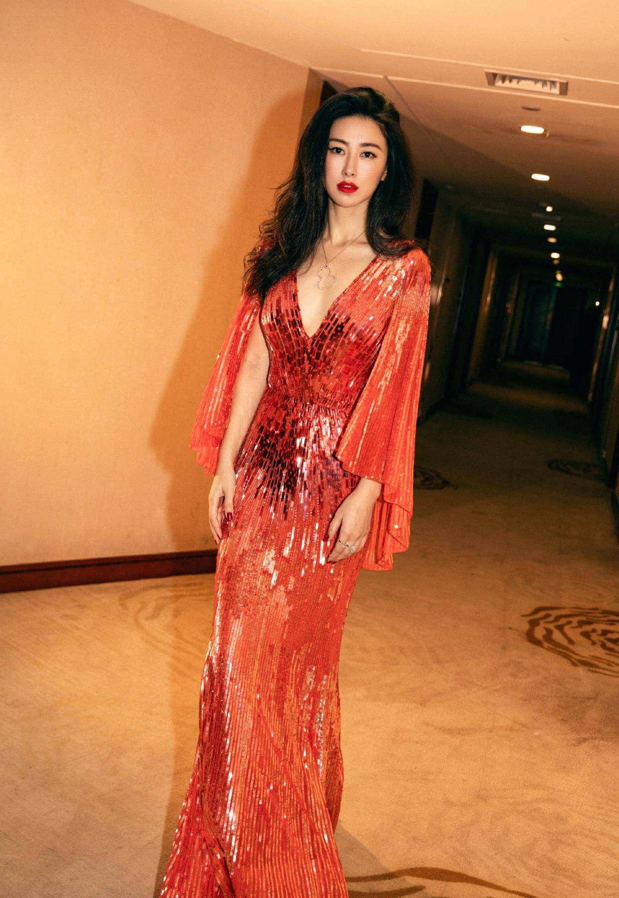 面孔|朱珠绿色吊带裙妩媚高级，红唇卷发尽显风情，最美面孔自由灵魂