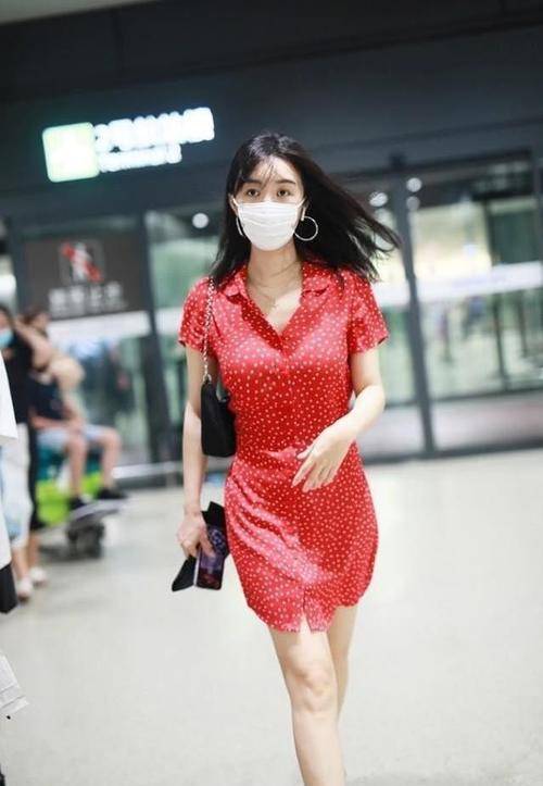 身材|33岁李菲儿依旧魅力十足，穿印花连衣裙秀身材，看着让人移不开眼