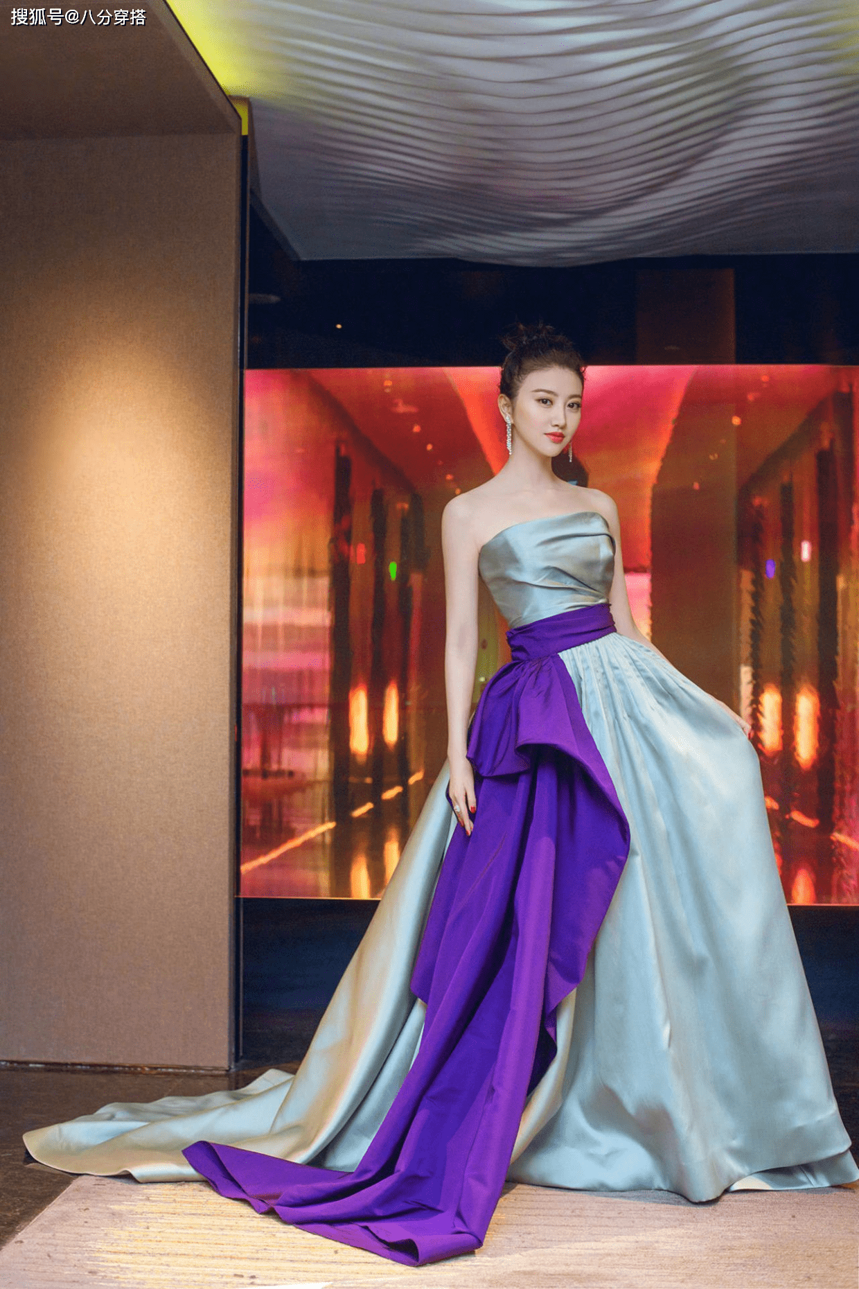 景甜|景甜翻红后打扮更嫩,针织衫配半身裙甜美娇俏,比“司藤”还惊艳