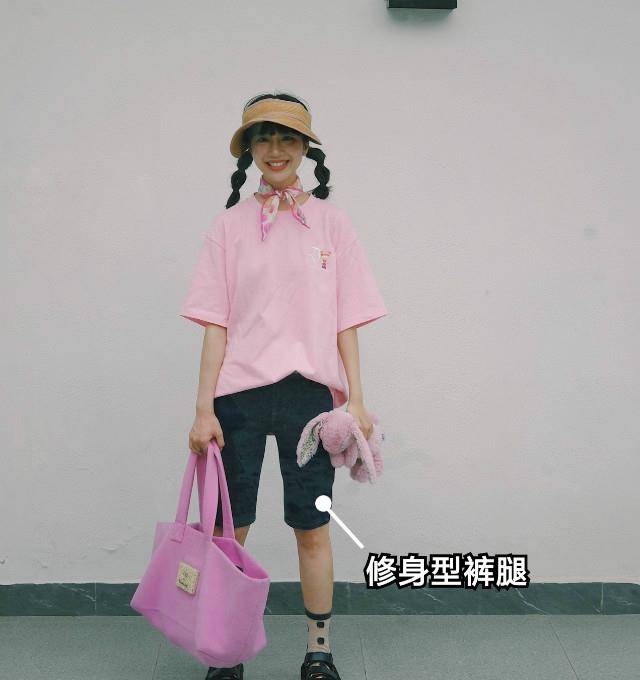 身材|阔腿裤该收一收了!今夏流行:T恤+中裤,气质又显高,适合小个子