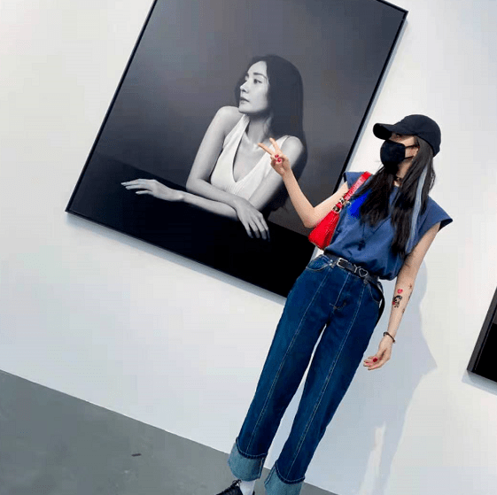 杨幂|杨幂真是带货达人!同款小女警纹身贴大火,学刘诗诗姿势拍照超萌