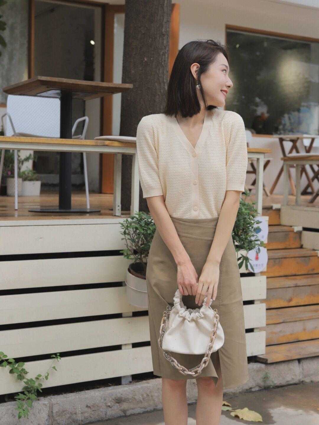 显得|精致的女人自带气场，针织衫配半身裙，女人30岁一样可以很高级