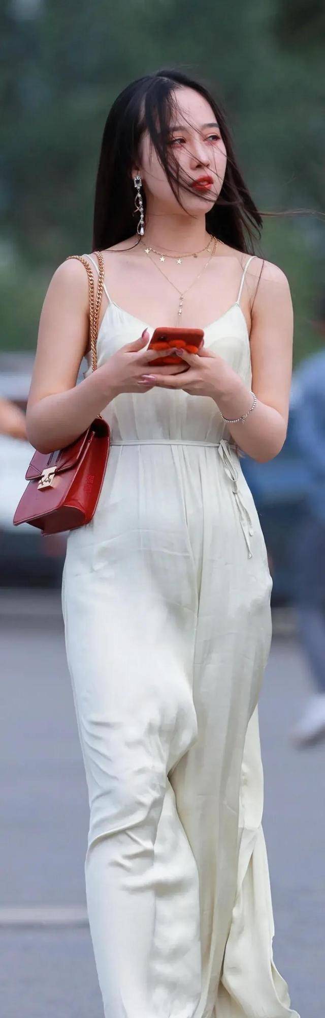 显得|优雅气质的连衣裙可是必备品，搭配风格时尚一些，时髦个性